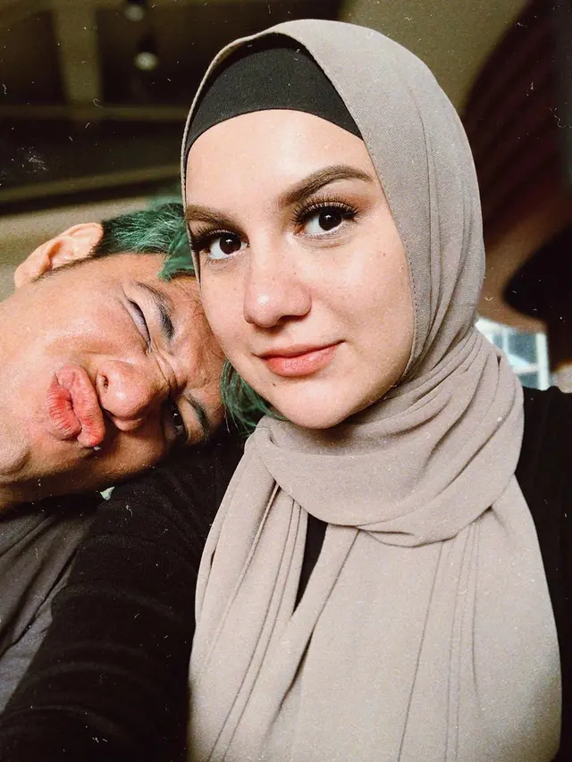 6 Potret Irish Bella dengan Berbagai Gaya Berhijab, dari Elegan Hingga Simpel