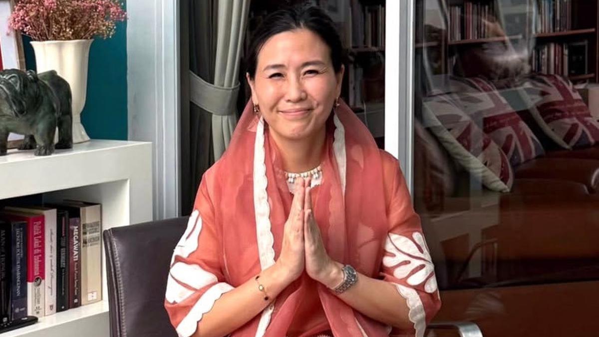 6 Potret Veronica Tan Ikut Rayakan Lebaran Kenakan Busana Modest Wear Warna Terracotta Bersama Ibu Wakil Menteri Lainnya