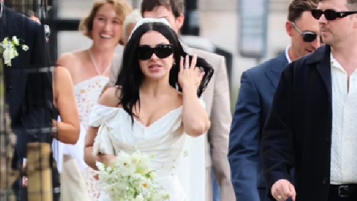 Busana Pengantin Nyentrik Charli XCX Saat Dinikahi George Daniel The 1975, Langsung Nongkrong di Restoran