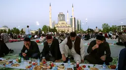 Umat muslim berbuka puasa bersama saat bulan suci Ramadan di alun-alun depan Masjid Pusat 'Heart of Chechnya', Grozny, Rusia, Jumat (31/5/2019). (AP Photo/Musa Sadulayev)