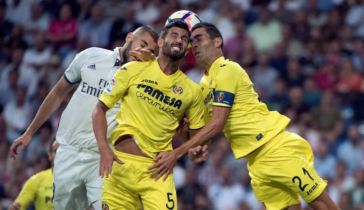 Duel antara pemain Villarreal dan Real Madrid pada laga La Liga 2016-2017 di Stadion Santiago Bernabeu, Kamis (22/9/2016) dini hari WIB. (AFP/Curto De La Torre)