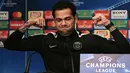 Bek Paris Saint-Germain Dani Alves saat konferensi pers di stadion Parc des Princes di Paris (4/3). PSG akan bertanding pada leg kedua babak 16 besar Liga Champions melawan tim Spanyol, Real Madrid di Prancis. (AFP Photo/Franck Fife)