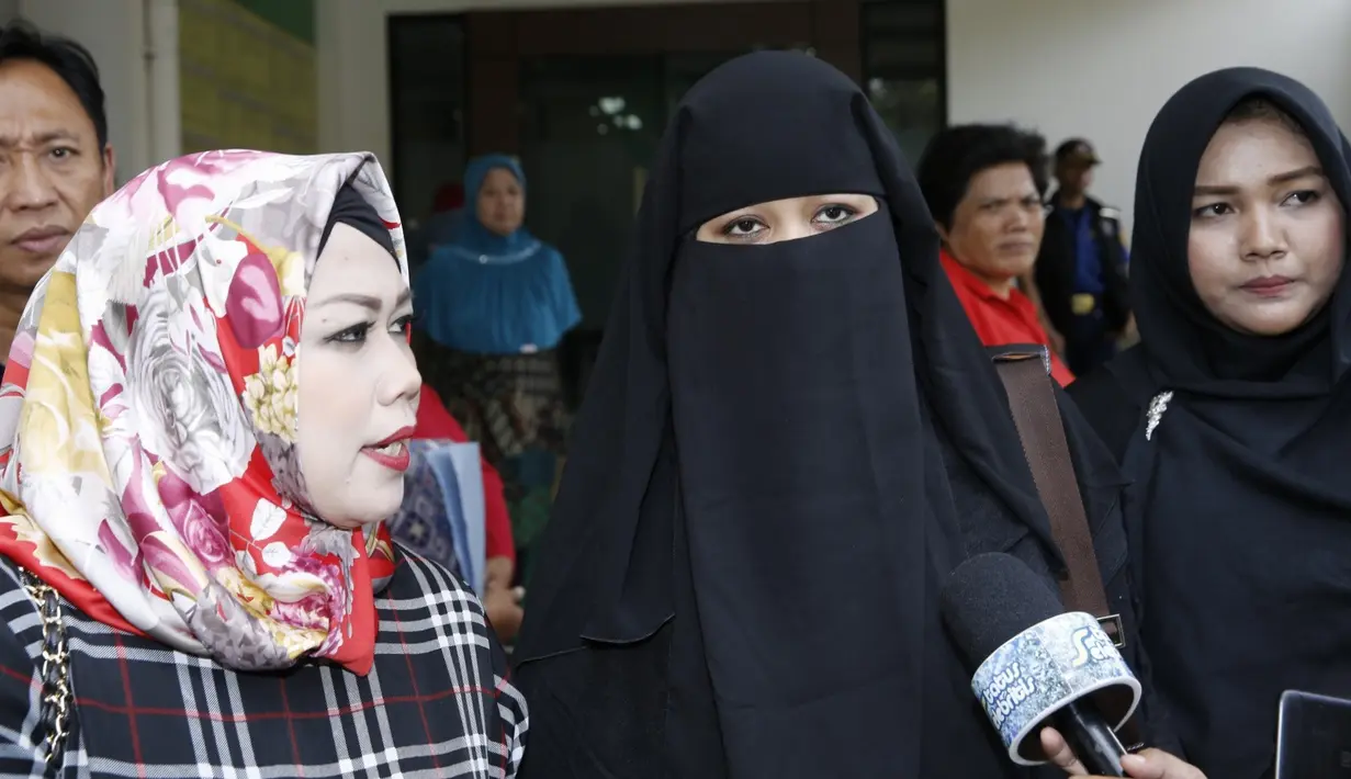 "Alhamdulillah bahagia, mau bercerai dua-duanya. Anak-anak dibawah pengasuhan mbak Dian," ucap Ina Rachman di Pengadilan Agama Jakarta Timur, Rabu (11/4/2018). (Adrian Putra/Bintang.com)