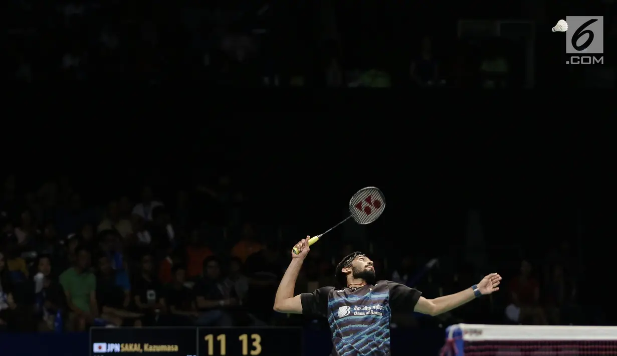 Tunggal Putra India Kidambi Srikanth berusaha memukul kok saat melawan tunggal putra Jepang Kazumasa Sakai dalam final BCA Indonesia Open 2017 di Jakarta, Minggu (18/6). Kidambi Srikanth menang dengan skor 21-11, 21-19. (Liputan6.com/Faizal Fanani)