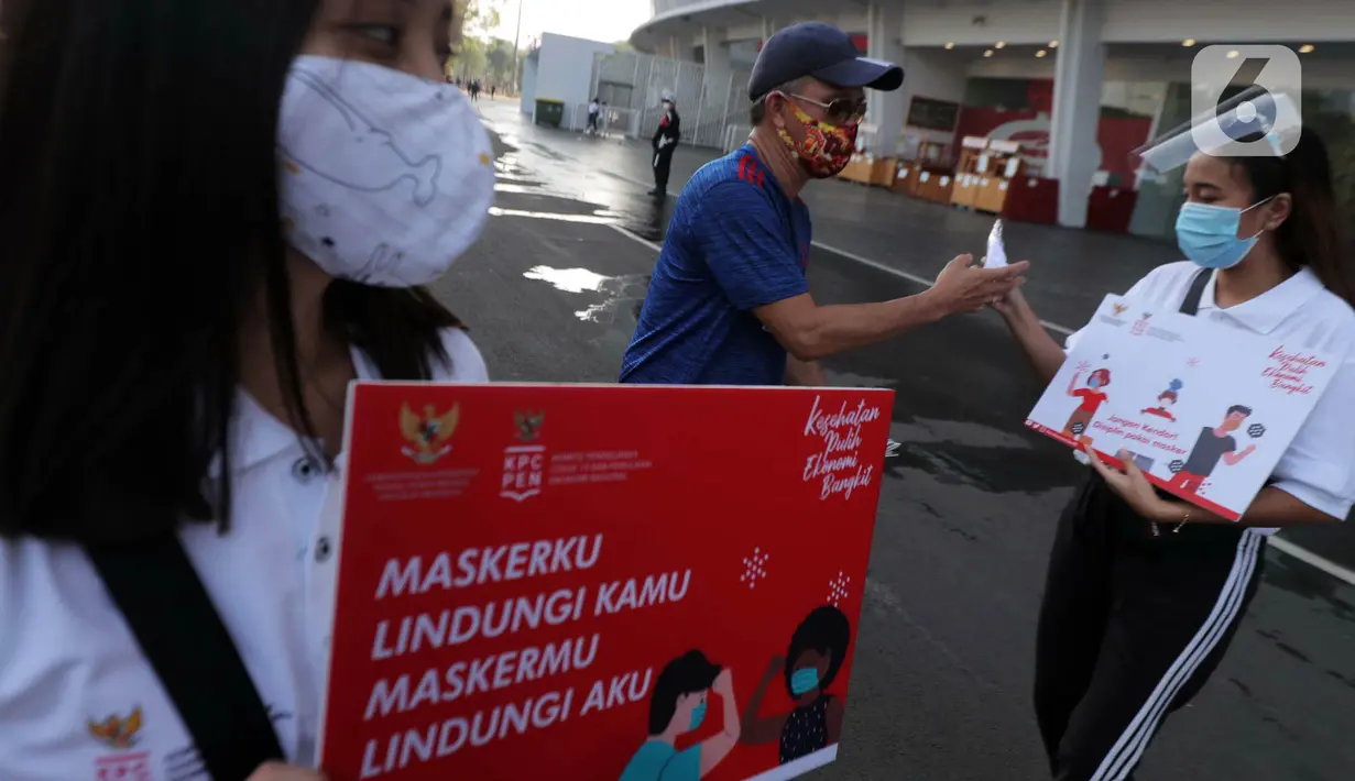 Warga mendapatkan masker saat kampanye Gerakan Masker Nasional "Jangan Kendor, Disiplin Pakai Masker" di Gelora Bung Karno, Jakarta (30/8/2020). Pembagian masker dan kampanye ini dilakukan mengantisipasi penyebaran lebih luas lagi virus covid-19. (Liputan6.com/Johan Tallo)
