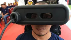 Warga binaan melakukan rekam E-KTP di Lapas Narkotika IIA Cipinang, Jakarta, Kamis (17/1). Percepatan perekaman E-KTP ini menjadi bagian penting untuk menyukseskan Pemilu 2019 di lapas dan rutan. (Merdeka.com/Imam Buhori)