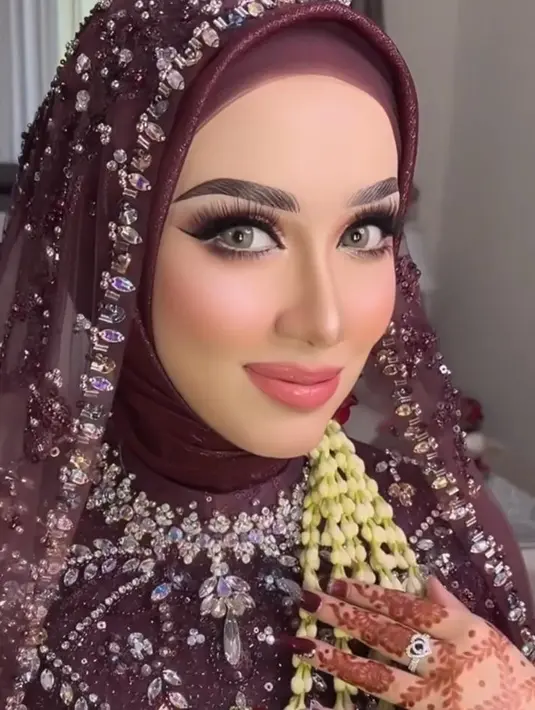 Penampilan sang istri langsung mencuri perhatian. Amira terlihat memesona di hari pernikahannya dengan Arabian makeup look hasil tangan dingin makeup artist asal Pekanbaru, Adella Hadad. [@reza_zakarya_daa/adelahaddad17]