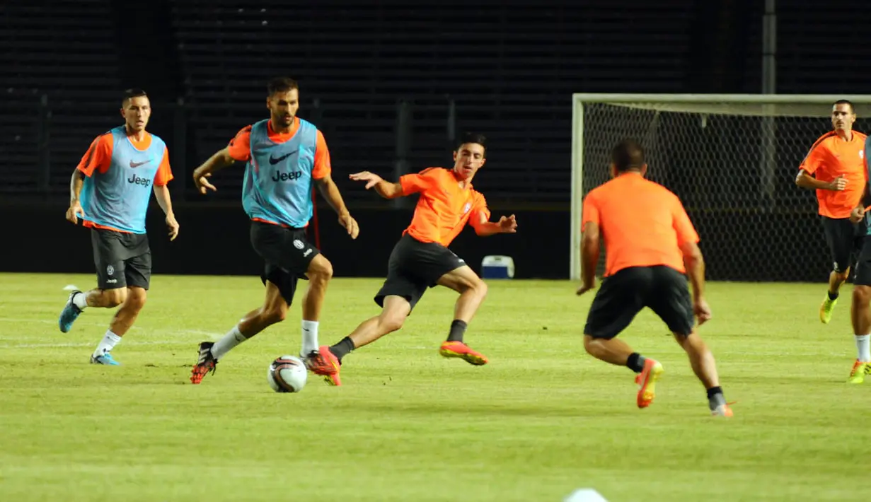 Pemain depan Juventus, Fernando Llorente (kedua dari kiri), mencoba melewati hadangan rekan setimnya saat berlatih di Stadion GBK Jakarta, (5/8/2014). (Liputan6.com/Helmi Fithriansyah)