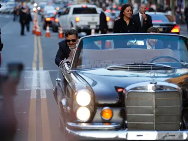 Aktor Hollywood Russell Crowe (kiri) dan Ryan Gosling saat berpura - pura mendorong mobil mereka saat akan premiere film " The Nice Guys " di Hollywood , AS , 10 Mei 2016. Film yang bergenre komedi ini akan diputar perdana di AS. (REUTERS / Mario Anzuoni)