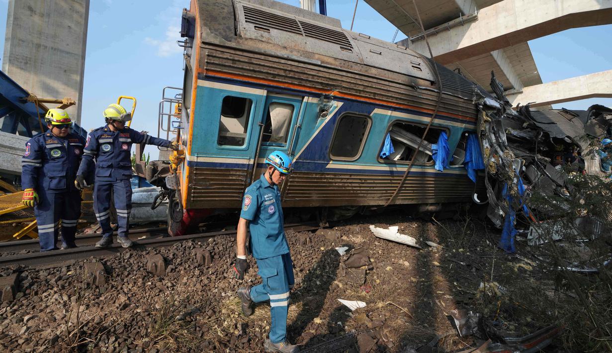 Pemerintah setempat melaporkan sedikitnya 22 orang tewas. Puluhan orang dilaporkan terluka dan tim penyelamat telah dikerahkan untuk membebaskan mereka yang terjebak di dalam gerbong kereta. Tampak dalam foto, tim penyelamat bekerja di tengah reruntuhan setelah sebuah crane atau derek konstruksi jatuh menimpa kereta penumpang di provinsi Nakhon Ratchasima, Thailand, Rabu 14 Januari 2026. (AP Photo/Sakchai Lalit)