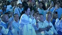 Calon Presiden (Capres) Prabowo Subianto menyapa Titiek Soeharto dalam Pidato kemenangan di Istora Senayan, Jakarta. (Dok. Tangkapan Layar Youtube)