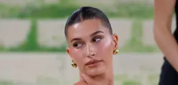 Hailey Bieber  di Met Gala 2026 bak dewi yunani. Photo by LEONARDO MUNOZ / AFP