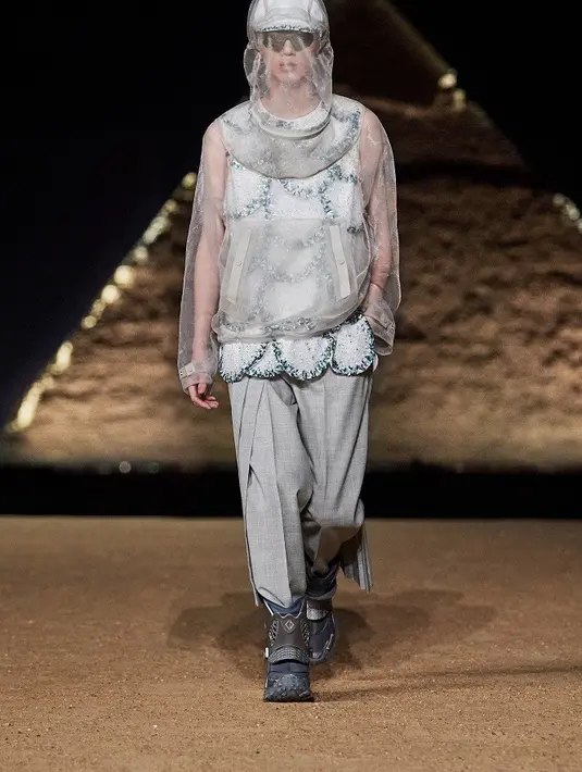 Serta, deretan busana futuristik yang mencakup jaket kain tekno berkantung dan berkerudung yang dilengkapi dengan sepatu bot cetakan dan cetakan 3D serta kacamata cermin.