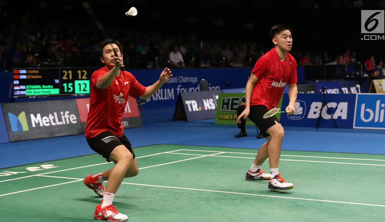Ganda Putra Hendra Setiawan/Boon Heong Taan mengembalikan kok ke arah Li Junhui/Liu Yuchen (Tiongkok) di babak 16 besar Indonsia Open 2017 di JCC Plenary Hall, Jakarta, Kamis (15/6). Hendra/Boon kalah 15-21, 15-21. (Liputan6.com/Helmi Fithriansyah)
