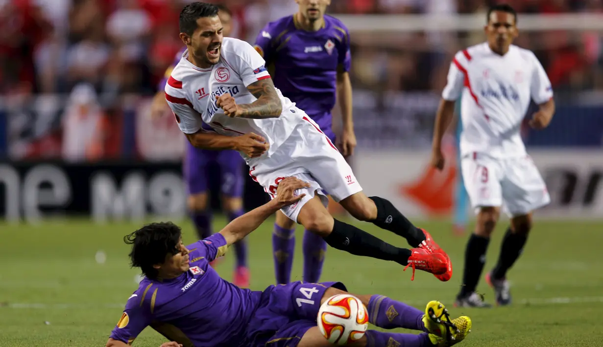 Gelandang Fiorentina, Matias Fernandez (bawah) berusaha  menghadang Gelandang Sevilla Machin Vitolo pada leg pertama semifinal Europa League di Stadion Ramon Sanchez, Kamis (7/5/2015). Sevilla menang 3-0 atas Fiorentina. (REUTERS/Marcelo del Pozo)