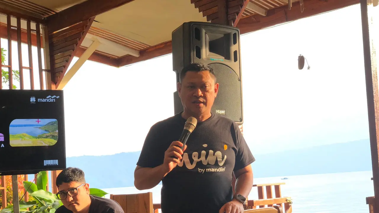 Corporate Secretary BMRI Rudi As Aturridha di Toba, Sumatera Utara, Kamis (12/10/2023). Rudi mengatakan, Bank Mandiri akan meluncurkan fitur buy now pay later. (Tira/Liputan6.com)