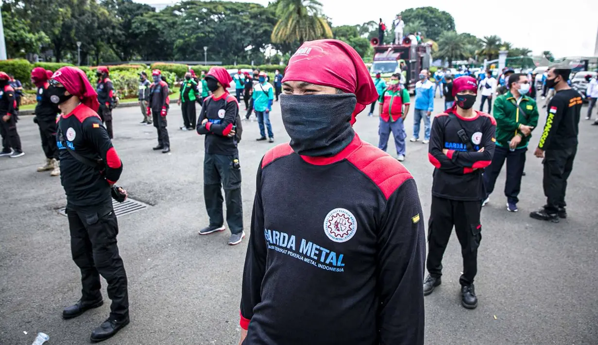 Buruh dari KSPI melakukan demonstrasi di kawasan Patung Kuda, Jakarta, Senin (12/4/2021). Buruh menutut pembayaran THR 2021 secara penuh, meminta MK membatalkan Omnibus Law, pemberlakuan UMSK, dan mendesak Kejaksaan Agung mengusut dugaan korupsi BPJS Ketenagakerjaan. (Liputan6.com/Faizal Fanani)