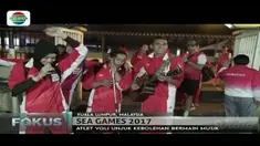 Timnas putra-putri voli Indonesia rayakan perolehan perak di Sea Games 2017 dengan menyanyi bersama.