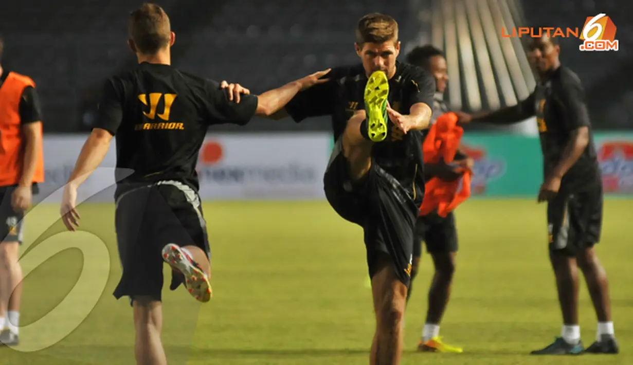 Kapten Liverpool Steven Gerrard melakukan pemanasan di Stadion GBK Jakarta pada Jumat 19 Juli 2013 (Liputan6.com/Helmi Fithriansyah)