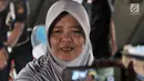 Salah satu keluarga korban memeberi keterangan kepada awak media di posko di Pelabuhan Tanjung Priok, Jakarta, Selasa (30/10). Mereka datang karena ingin melihat barang-barang milik kerabat yang ditemukan tim evakuasi. (Merdeka.com/Iqbal S. Nugroho)