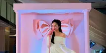 Jadi ibu pejabat tidak menghalangi Beby Tsabina untuk eksplorasi gaya makeup. Bahkan ia masih terbilang cocok untuk menjadi KPop Idol [@bebytsabina]