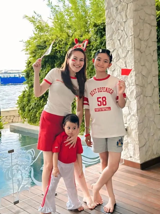 Ayu Ting Ting Padukan Kaos dengan Celana Pendek Merah saat Memperingati Hari Kemerdekaan [@yukikt/@ayutingting92]