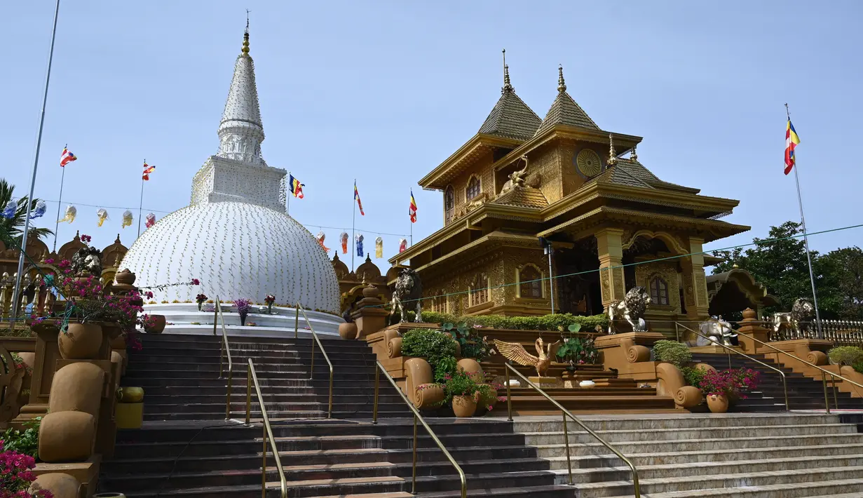 Pemandangan kuil Buddha Mahamevna yang sepi selama hari Waisak di bawah penerapan jam malam di Kaduwela, dekat ibu kota Sri Lanka, Kamis (7/5/2020). Kuil-kuil Buddha biasanya dipenuhi umat pada hari Waisak yang menandai kelahiran, pencerahan, dan wafatnya Sang Buddha. (Ishara S. KODIKARA/AFP)