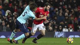 Gelandang Manchester United, Juan Mata, berebut bola dengan bek AFC Bournemouth, Nathan Ake, pada laga Premier League di Stadion Old Trafford, Rabu(13/12/2017). Manchester United menang 1-0 atas AFC Bournemouth. (AP/Martin Rickett)