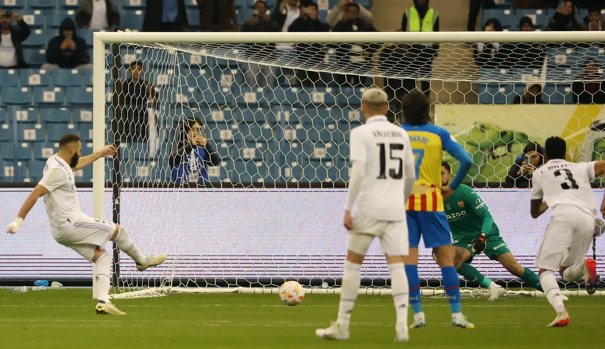 Eksekusi penalti yang diambil langsung oleh Karim Benzema berjalan mulus. Real Madrid pun berhasil unggul 1-0 dan bertahan hingga babak pertama usai. (AFP/Giuseppe Cacace)
