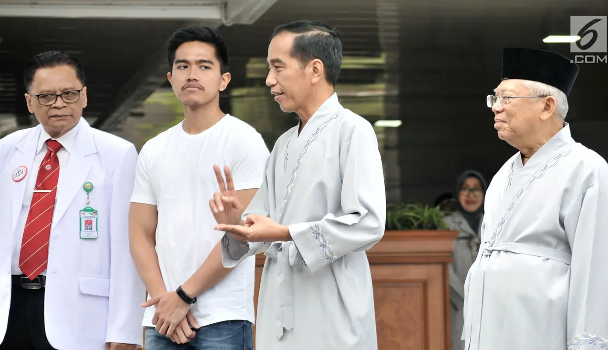 Bakal calon presiden dan wakil presiden Joko Widodo atau Jokowi (dua kanan) dan KH Ma'ruf Amin (kanan) berbicara sebelum tes kesehatan di RSPAD Gatot Subroto, Jakarta, Minggu (12/8). (Merdeka.com/Iqbal Nugroho)