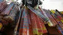 Sejumlah kembang api terlihat di pasar gembrong, Jakarta, Senin (11/6). Imbas meledakanya pabrik petasan di tanggerang beberapa waktu lalu, harga petasan dan kembang api naik saat menjelang Lebaran 2018. (Liputan6.com/Herman Zakharia)