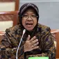 Walikota Surabaya Tri Rismaharini memberi penjelasan terkait perkembangan pembangunan pasar Turi Surabaya saat melakukan Rapat dengar Pendapat dengan Komisi III DPR, Jakarta, Selasa (29/11). (Liputan6.com/Johan Tallo)