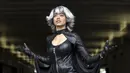 Kristel Jackman mengenakan kostum karakter Storm pada hari kedua New York Comic Con di Manhattan, New York, Jumat (9/10/2015). (REUTERS/Andrew Kelly)