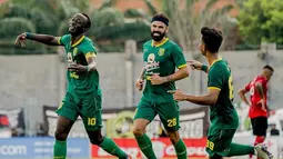 Pada laga Persebaya melawan Madura United, Makan Konate mengenakan ban kapten Persebaya. Coach Aji Santoso berujar, dengan ban kapten, Konate semakin percaya diri. Buktinya, pemain bernomor punggung 10 tersebut berhasil cetak dua gol. (Liputan6.com/IG/@officialpersebaya)