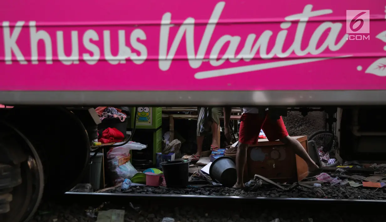 Aktivitas warga korban kebakaran Kampung Bandan, Jakarta, Senin (18/9). Akibat kebakaran tersebut sekitar 300 kepala keluarga kehilangan tampat tinggal yang sebagian besar bangunan semi permanen. (Liputan6.com/Faizal Fanani)