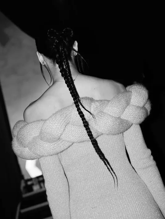 Riasan wajahnya pun tak berlebihan, justru memperlihatkan kulit glowingnya yang luar biasa. Bagaimana menurutmu penampilan terbaru Lisa BLACKPINK ini, Sahabat FIMELA? [Foto: Instagram/lalalalisa_m]