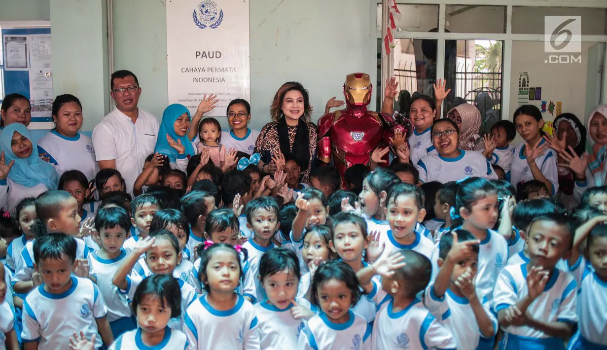 Pendiri Yayasan Pansophia Nusantara, Millie Lukito foto bersama guru dan anak-anak Pendidikan anak usia dini (PAUD) Cahaya Permata Indonesia (CPI) di Rusunawa Marunda, Jakarta Utara, Jumat (30/11). (Liputan6.com/Faizal Fanani)