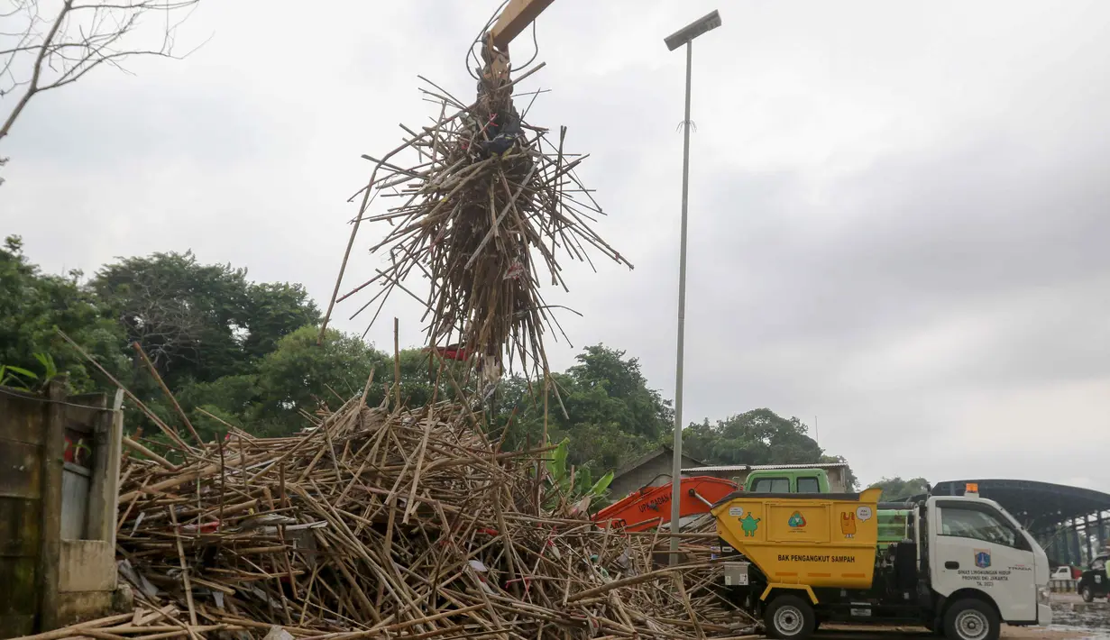 <p>Mayoritas sampah sisa alat peraga kampanye (APK) berupa kayu dan bambu. Kemudian, sampah lainnya adalah spanduk, baliho, banner, plastik, hingga kain. (Liputan6.com/Herman Zakharia)</p>