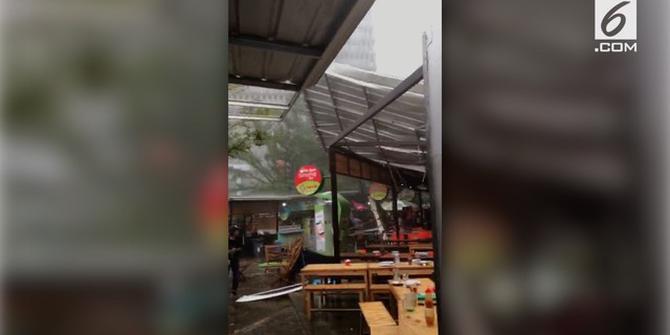 VIDEO: Angin Kencang, Atap Pusat Kuliner Jakarta Terbang