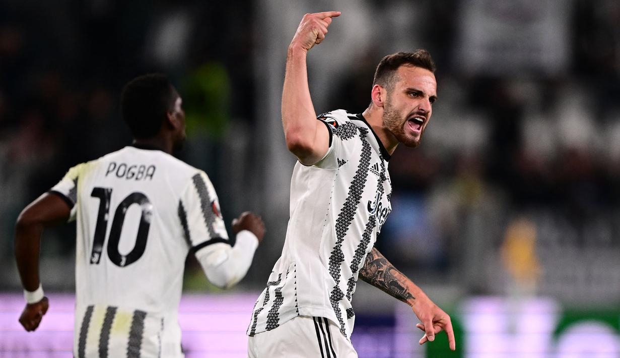 Pemain Juventus, Federico Gatti melakukan selebrasi setelah mencetak gol penyeimbang 1-1 ke gawang Sevilla pada laga leg pertama semifinal Liga Europa 2022/2023 di Allianz Stadium, Juventus, Jumat (12/05/2023) WIB. (AFP/Marco Bertorello)