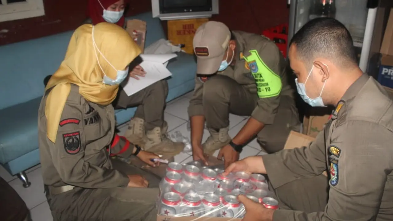 Ratusan Botol Miras di Sita Satpol PP Kota Depok