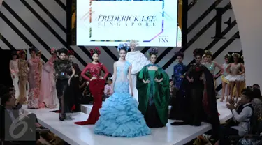 Model memamerkan koleksi busana perancang dari Singapura, Frederick Lee dalam Fashion Nation 10th edition "A Decade of Pure Dacadance" di Senayan City, Jakarta, Kamis (14/4). (Liputan6.com/Herman Zakharia)