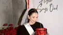 Dress pendek berpotongan asimetris ini mempertegas siluet tubuh Alyssa yang ramping, dipadukan dengan heels hitam klasik yang memperpanjang kesan jenjang pada kakinya. [@alyssadaguise].