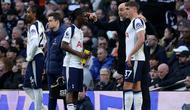 Pelatih kepala Tottenham, Igor Tudor, kedua dari kanan, berbicara kepada para pemainnya selama pertandingan Liga Inggris antara Tottenham Hotspur dan Arsenal di London, Minggu, 22 Februari 2026. (AP Photo/Ian Walton)