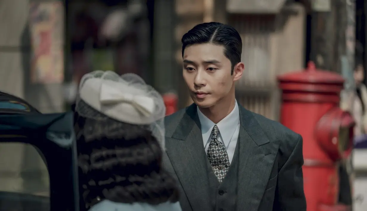 Menurut Park Seo Joon, penampilan adalah hal yang penting untuk menggambarkan sosok Tae Sang. “Kami mengembangkan sosoknya dengan mengacu pada pakaian yang sesuai dengan era itu,”