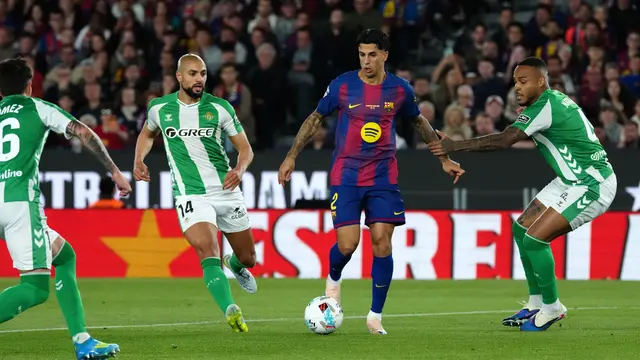 Aksi Joao Cancelo di laga Barcelona vs Real Betis di pekan ke-37 Liga Spanyol 2025/2026 di Camp Nou, Senin (18/05/2026) dini hari WIB.