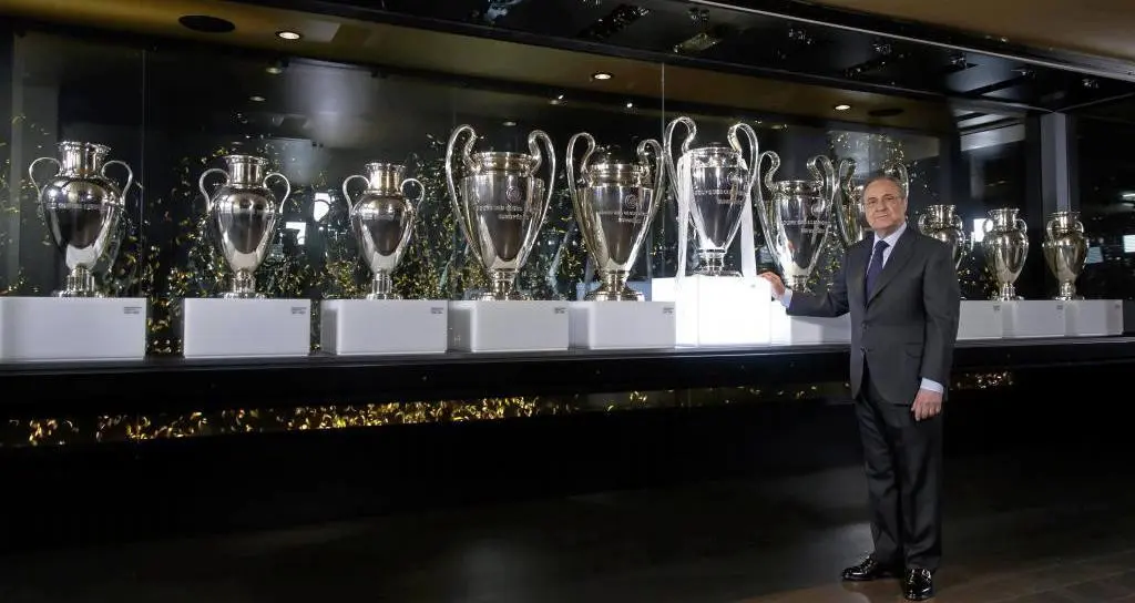 Presiden Real Madrid, Florentino Perez, berpose di depan koleksi trofi Liga Champions milik El Real. (Marca). 
