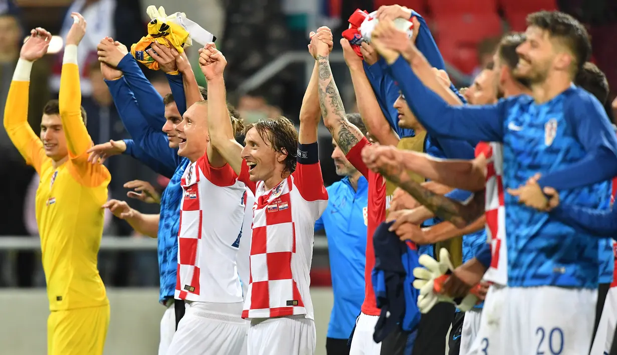 Para pemain Kroasia menyapa suporter usai mengalahkan Slowakia pada laga Kualifikasi Piala Eropa 2020 di Trnava, Jumat (6/9). Slowakia kalah 0-4 dari Kroasia. (AFP/Joe Klamar)