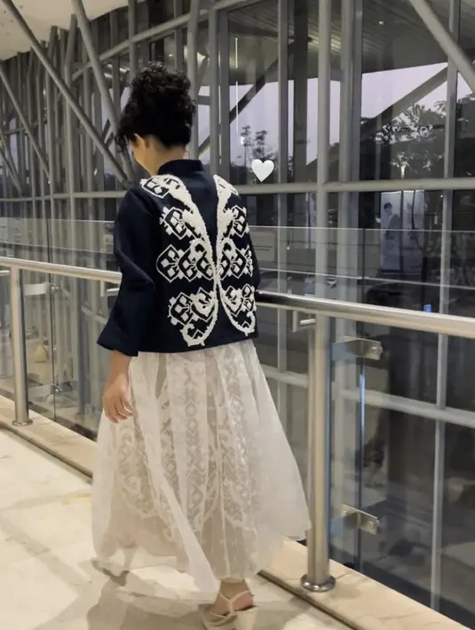 Di bagian belakang baju pun tampil menarik bordiran putih yang menyambung di bagian belakang pakaiannya. [@tiyaa_]