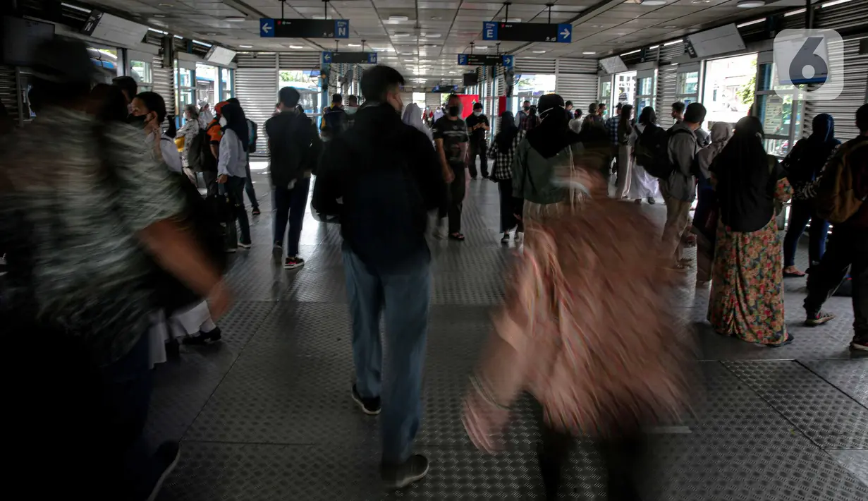 Sejumlah calon penumpang bus Transjakarta tiba di Halte Harmoni, Jakarta, Senin (10/1/2022). Selama PPKM Level 2, jam operasional bus Transjakarta dimulai pukul 05.00-21.30 WIB dan untuk layanan angkutan malam hari mulai pukul 21.31-22.30 WIB. (Liputan6.com/Faizal Fanani)
